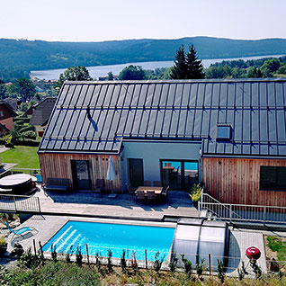 Green Stone Lipno spolu s bazénem náležícím k apartmánu A8