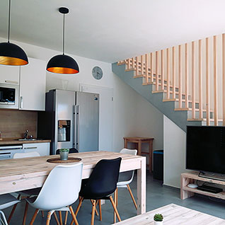 Obývací pokoj s kuchyňským koutem apartmánu A6  (Green Stone Lipno)