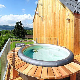 Venkovní vířivá vana apartmánu A8 s výhledem na Lipno